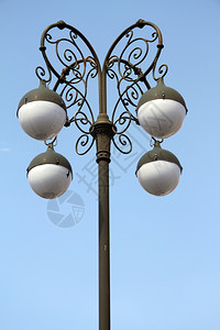 克罗地亚瓦拉日丁街上四盏灯图片