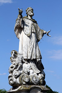 克罗地亚瓦拉日丁市靠近卡斯尔的克里蒂安萨伊恩石雕像图片