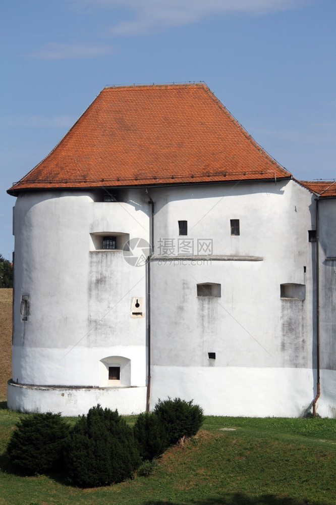 克罗地亚瓦拉日丁市中心古老的白色城堡图片