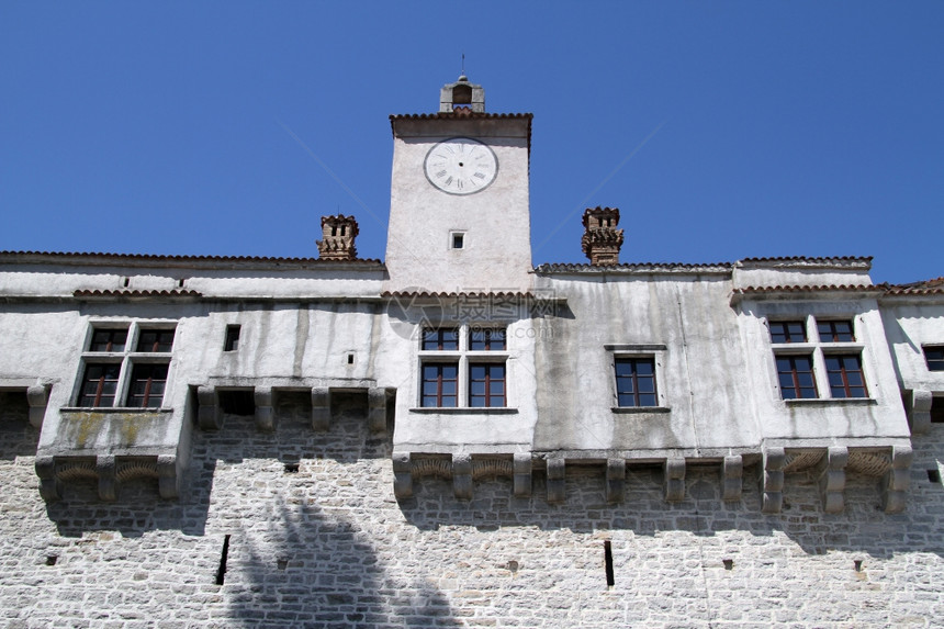 克罗地亚城堡的钟塔和阳台图片