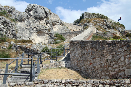克宁岩石上旧堡垒的台阶和墙壁图片