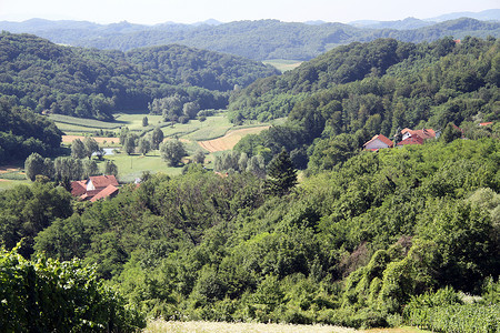 克罗地亚Pregrada附近有农舍的河谷图片