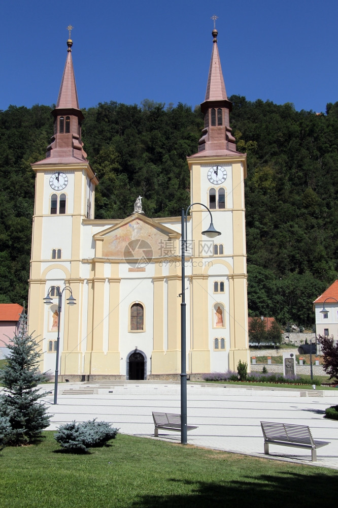 克罗地亚Pregrada广场上有两座塔的教堂图片