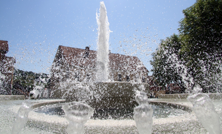 克罗地亚Pregrada广场上有清洁水的大喷泉图片