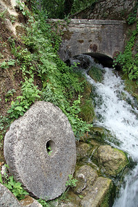 克罗地亚KRKA公园中靠近河流的山石图片