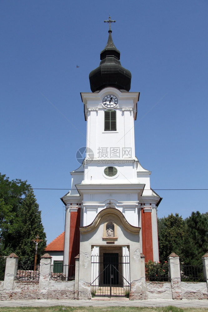 克罗地亚奥西耶街上的旧教堂图片