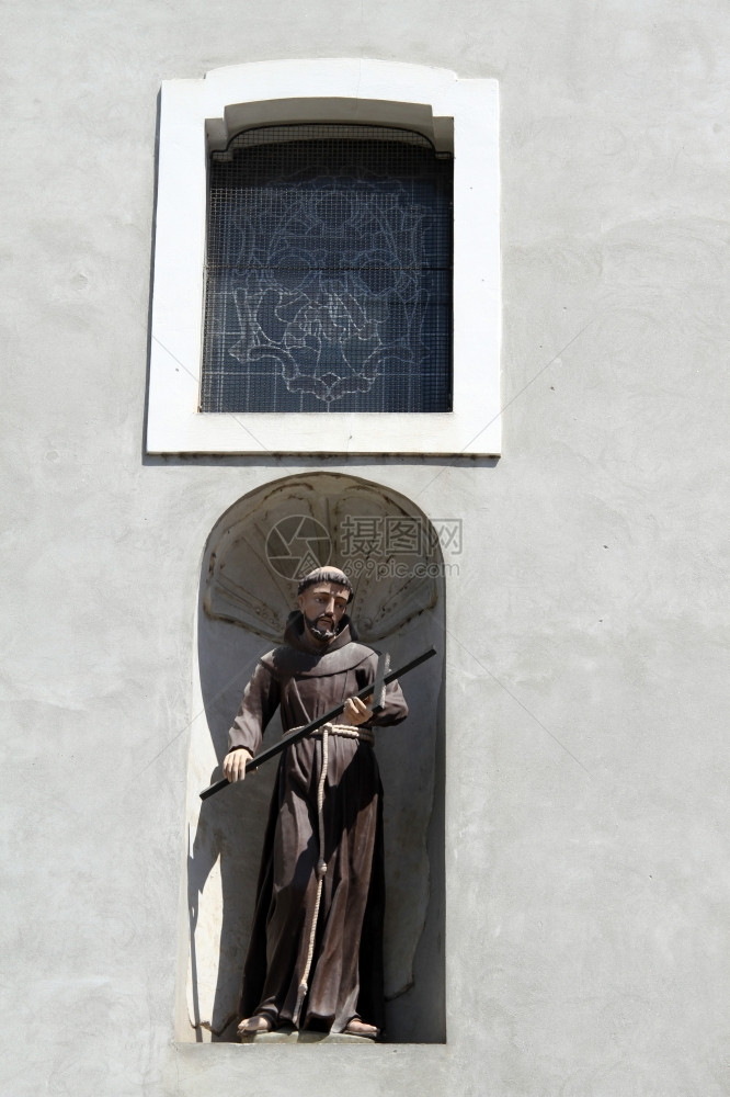 克罗地亚奥西耶法斯修道院墙上的雕像图片