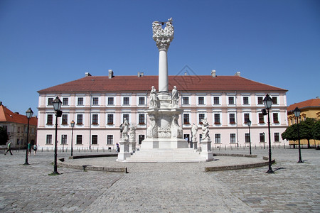 克罗地亚奥西耶广场的建筑物和高柱形图片