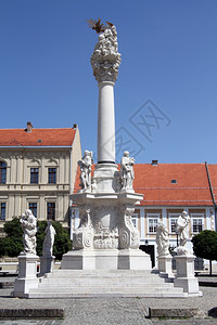 克罗地亚奥西耶广场高柱和雕像背景图片