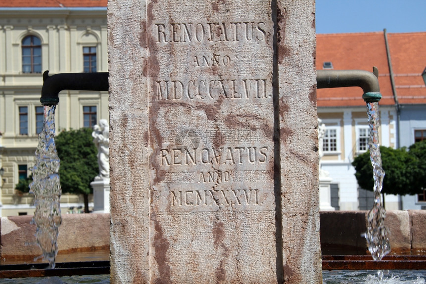 克罗地亚Osijek喷泉的两个水龙头和大理石图片