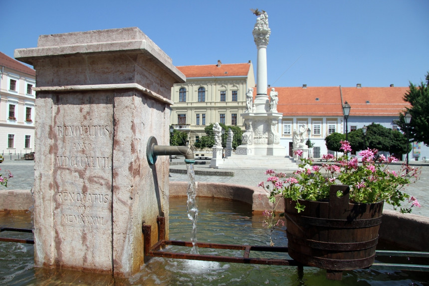 克罗地亚奥西耶老堡垒的广场上喷泉图片