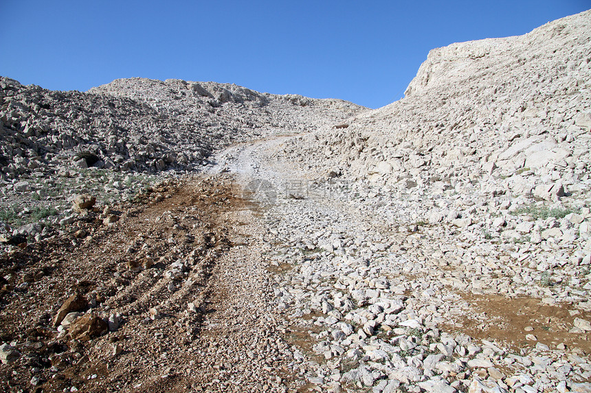 克罗地亚帕格岛沙漠山顶的肮脏铁轨图片