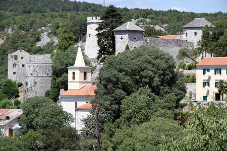 克罗地亚里耶卡山丘上的Trrat城堡图片