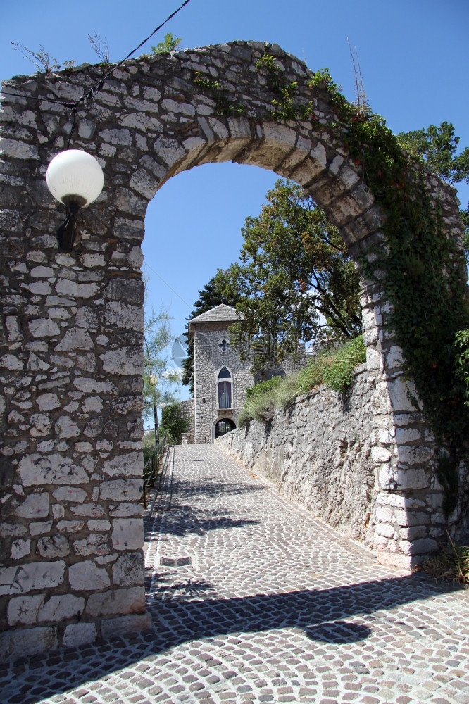 以及通往克罗地亚里耶卡Trsat城堡大门的Arc和道路图片