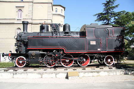 克罗地亚里耶卡火车站附近的黑色火车图片