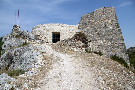 克罗地亚斯拉丁山顶堡垒的废墟图片