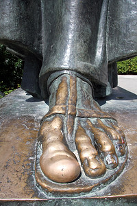 克罗地亚斯普利特GrgurNinski雕像的铜指图片