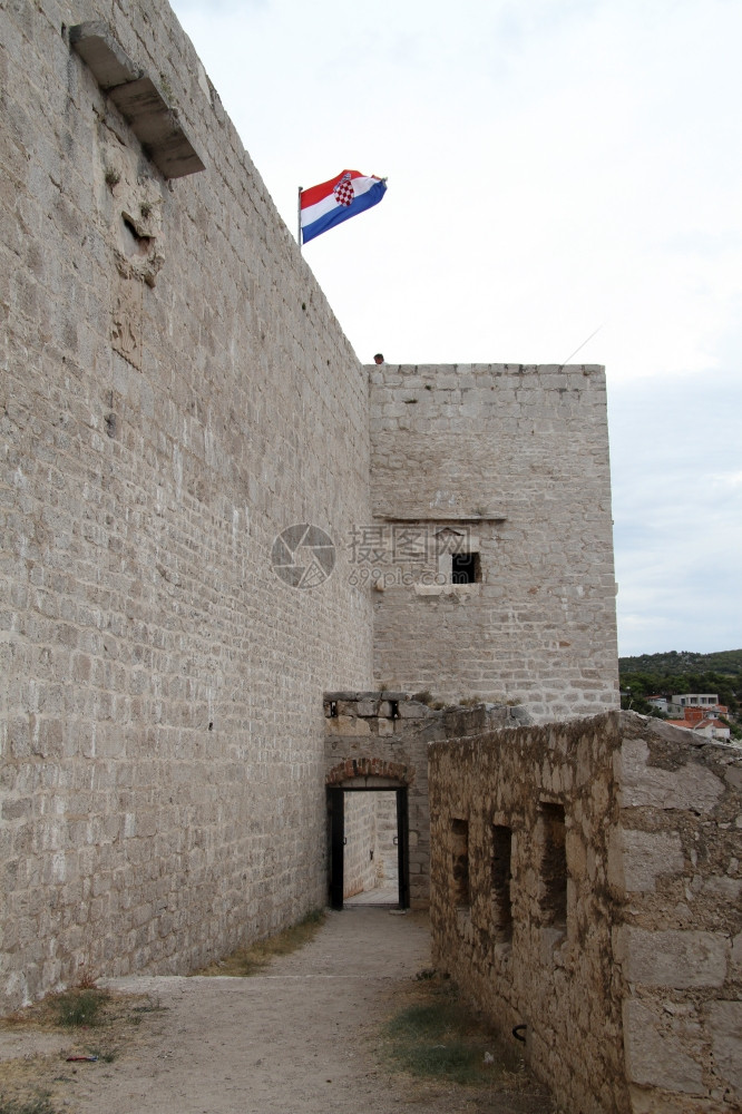 克罗地亚Shibenik的堡垒和旗帜大门图片