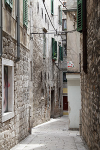 克罗地亚Shibenik市中心旧街道背景图片