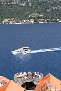 克罗地亚科尔舒拉和船只的塔楼屋顶图片
