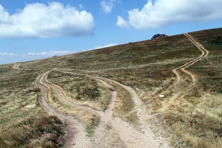 黑山坡上的道路图片