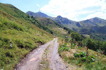 黑山坡上的道路图片