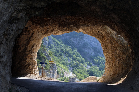 从普鲁津到黑山杜米托尔的公路隧道中标志图片
