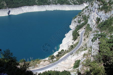 黑山皮瓦湖附近公路和隧道图片