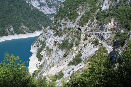通往黑山的上皮瓦湖和隧道背景图片