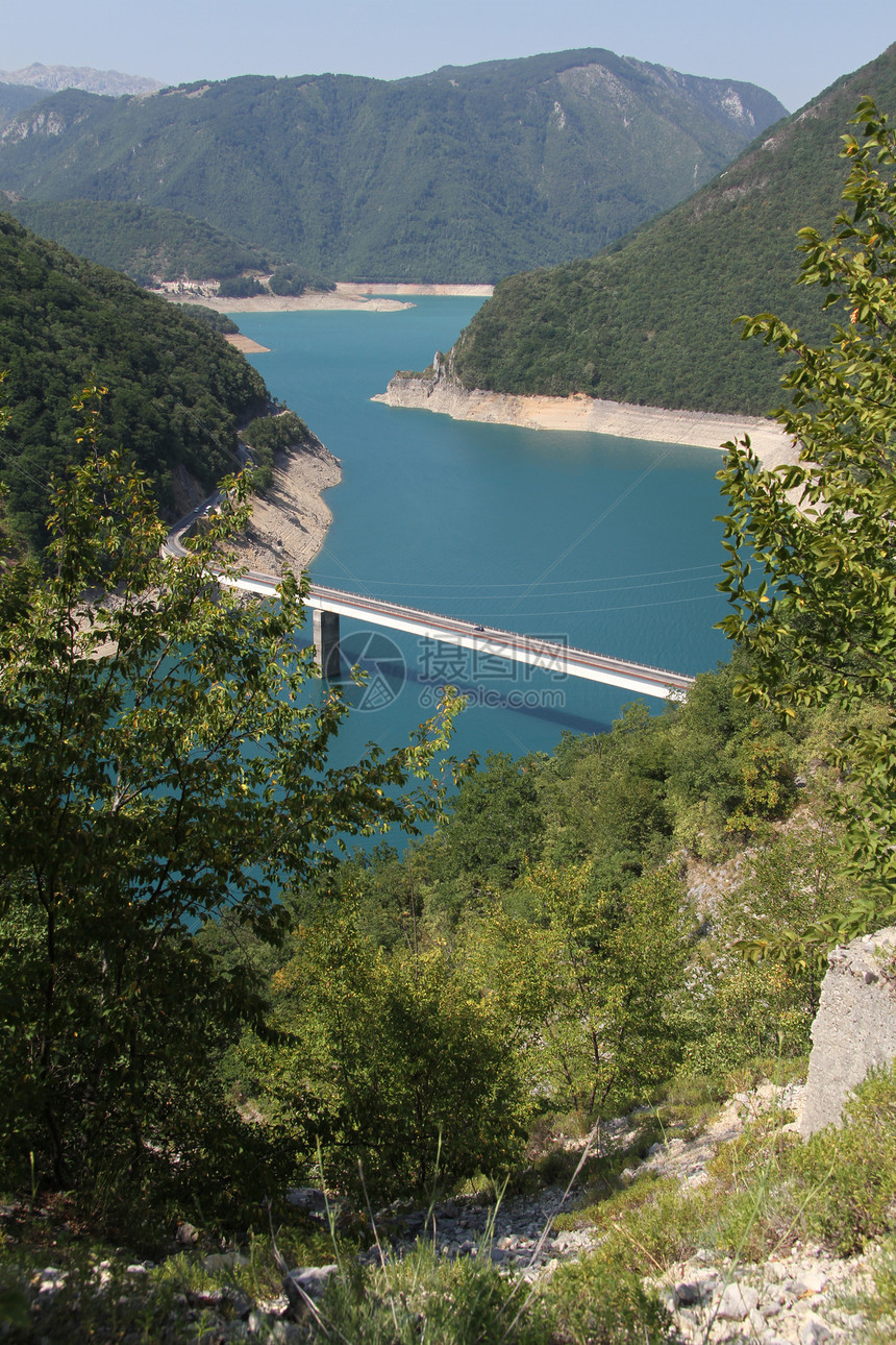黑山皮瓦湖附近的桥梁图片