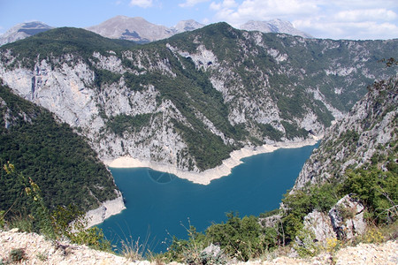 黑山皮瓦湖蓝水背景图片