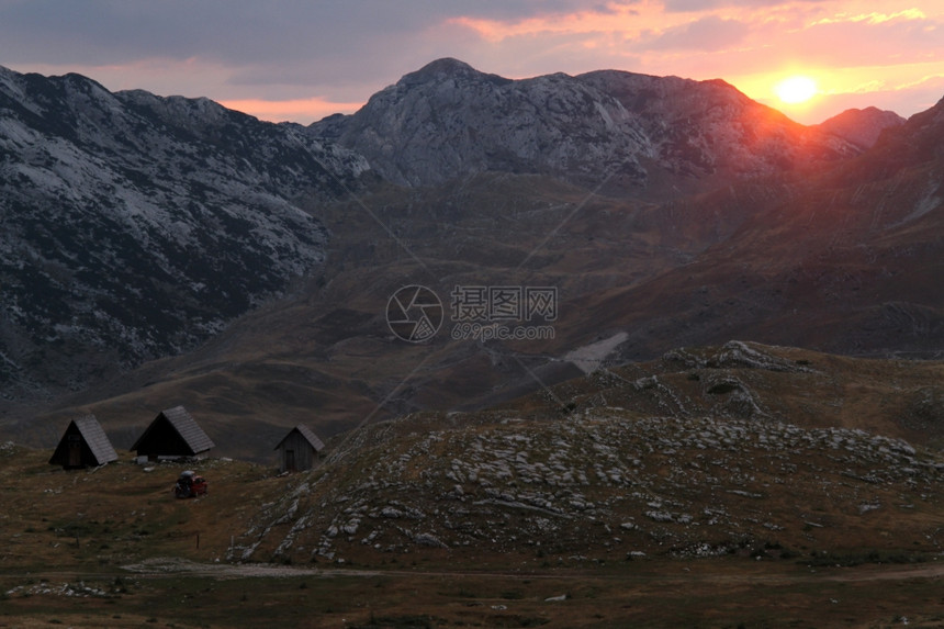 小屋和德米托日落黑山图片