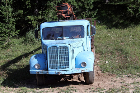 森林附近的旧蓝色卡车图片
