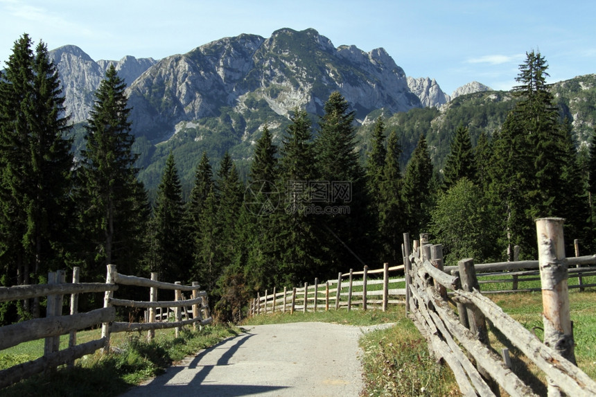 黑山围栏和道路图片