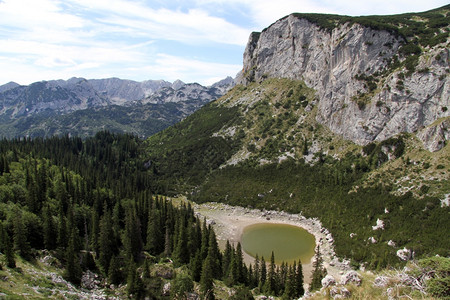 黑山Durmitor的绿湖和山图片