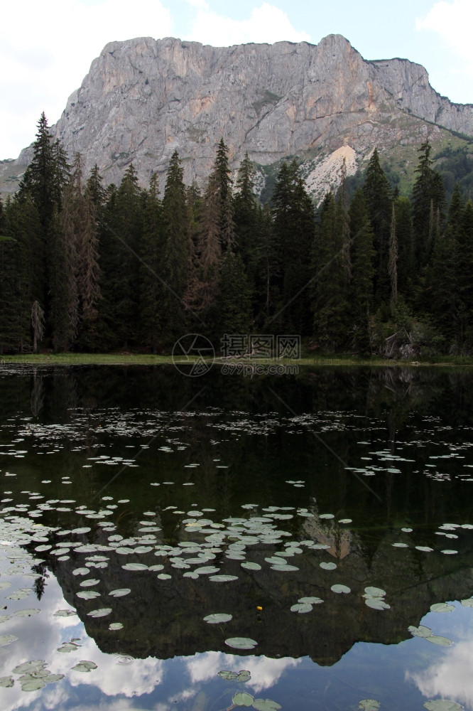 黑山河中沉在图片