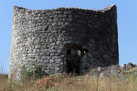 黑山莱森德罗堡垒旧石塔的废墟高清图片