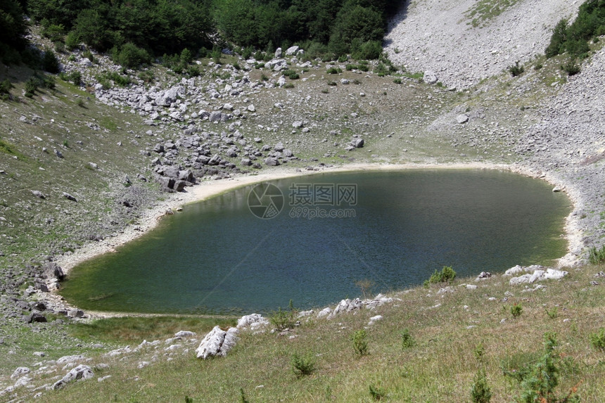 黑山斯塔布纳村附近的小绿湖图片