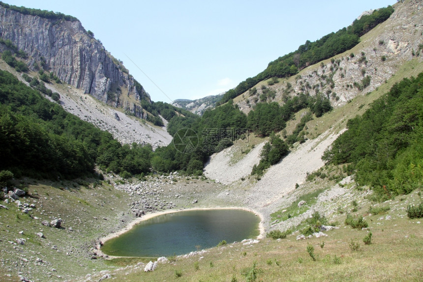 黑山Stabna村附近小绿湖图片
