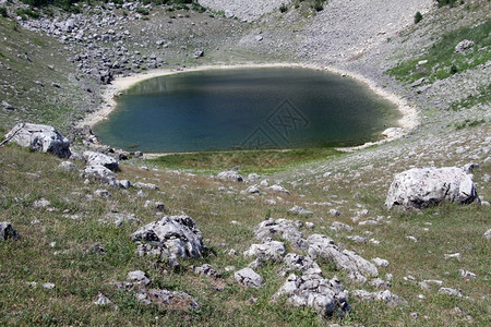 黑山斯塔布纳附近山的小型绿湖背景图片