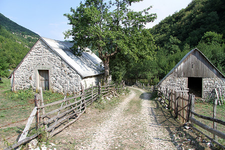 黑山斯塔布纳村的房屋和木栅栏高清图片