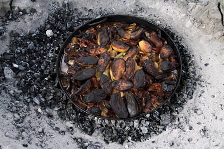 煤炭灰和烤炉中的盘子图片