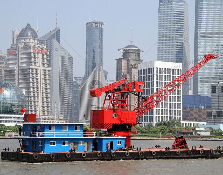 上海黄浦河船的红色起重机图片