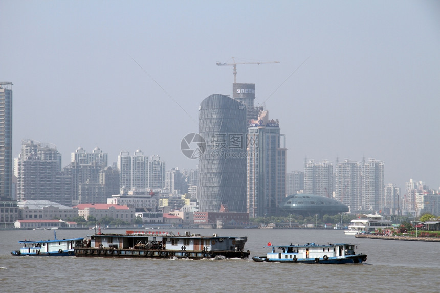 上海黄浦河的新建筑和船图片