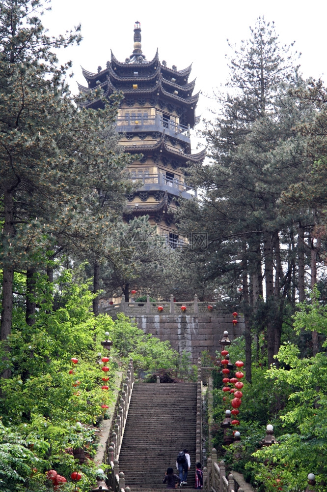 青华山佛教寺庙的楼梯和高塔图片
