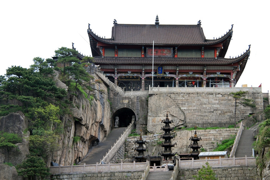 佛教寺庙天台在珠华山岩石顶端图片