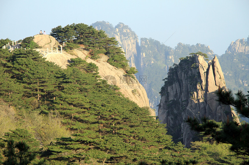 黄山岩石顶的观光游客图片