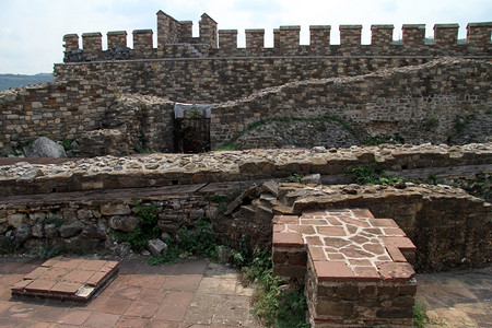 保加利亚维利科蒂尔诺沃城堡的城墙图片