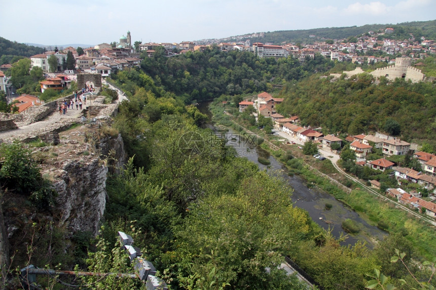 保加利亚VelikoTirnovo的河流堡垒和建筑图片