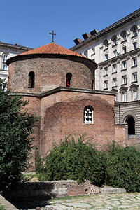 保加利亚索非靠近建筑的旧砖头教堂图片